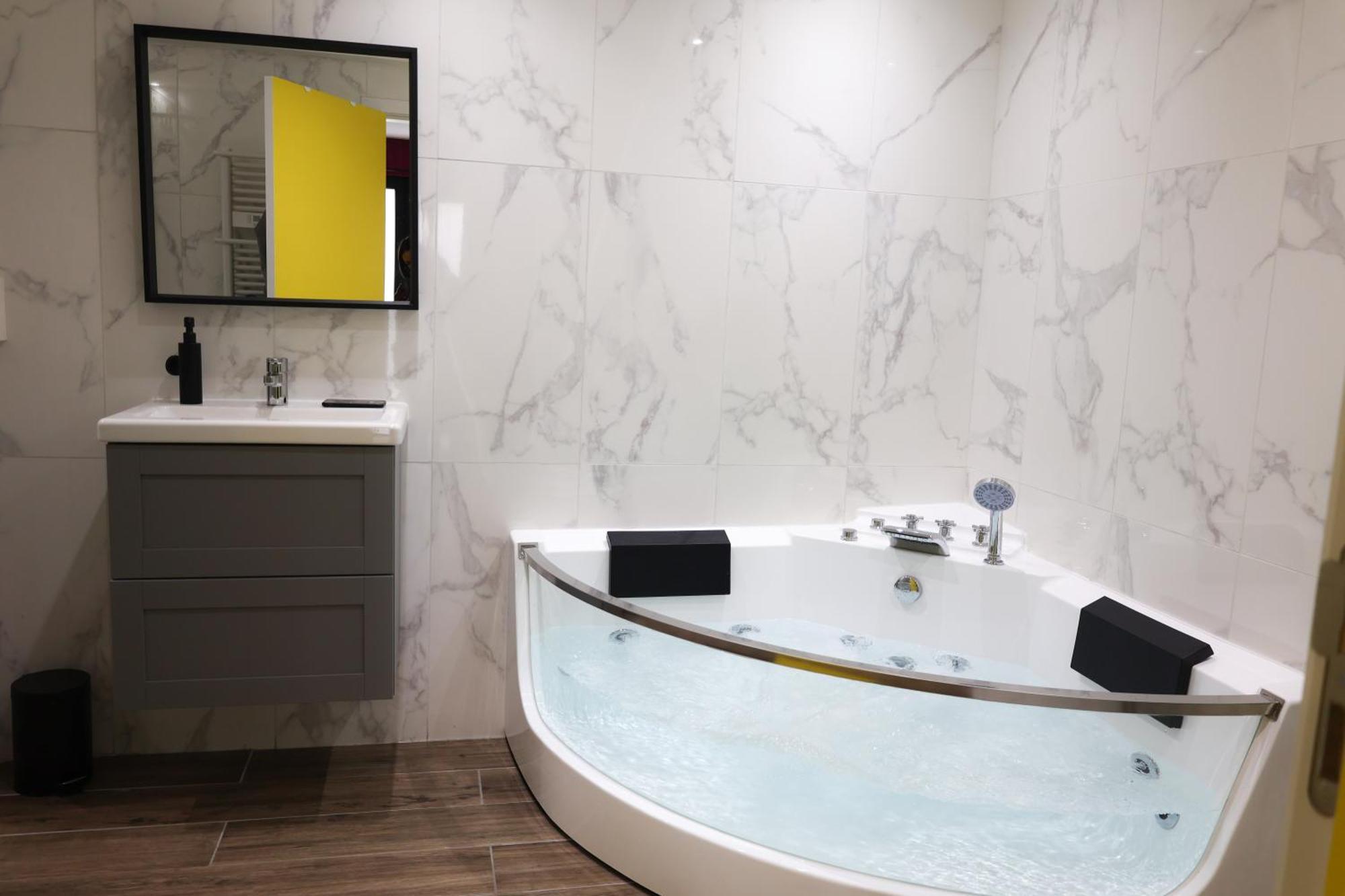 Capsule Groovy-Jacuzzi-Sauna-Billard-Netflix- Nintendo Switch & Jeux Mons Exterior photo